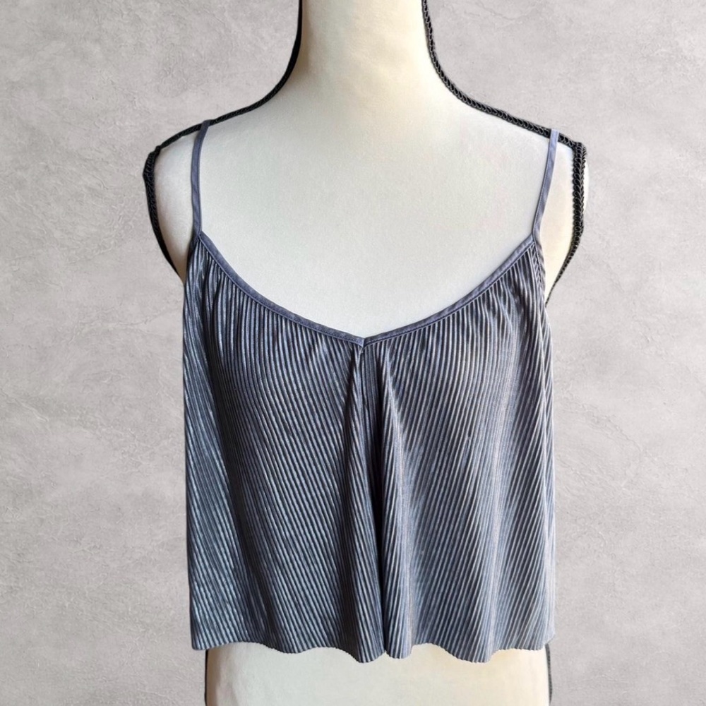 Victoria's Secret‎ Gray Cropped Camisole Top